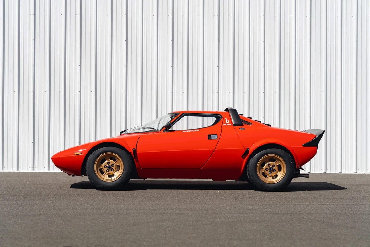    Stratos - автомобиль очень компактный. Его длина - 3710 мм, ширина - 1750 мм