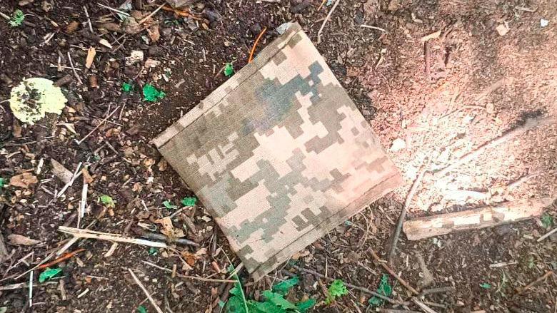 Мина-пакет, обнаруженная на позициях. Сброшена противником с дрона. Обшита пиксельным камуфляжем расцветки оппонента же. На перепаханных артой бывших их позициях – обыденное цветовое сочетание, а значит и осторожность к таким предметам снижается... Бывают самые разные варианты маскировки (фото из открытых источников)