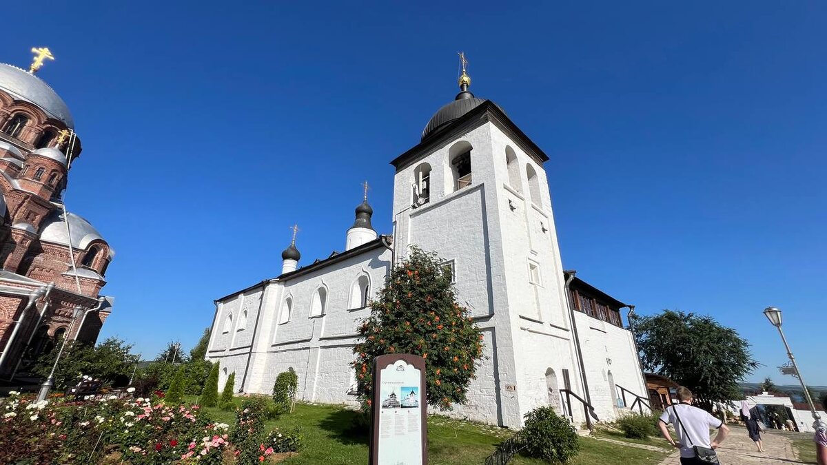 Белокаменная церковь, построенная в 1570 году. Листайте галерею, там есть более подробная информация.