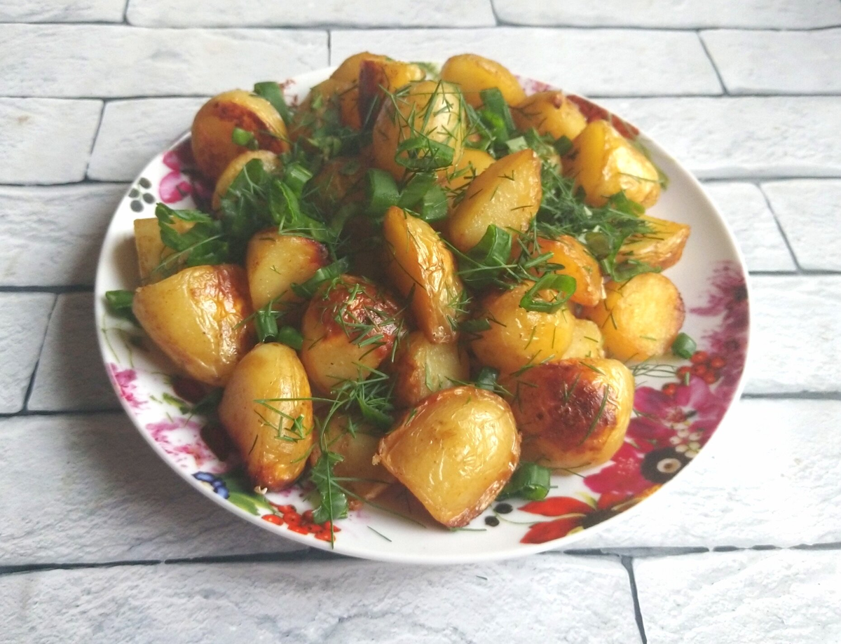 Молодой картофель, жареный на сковороде целиком. Покрытый аппетитной корочкой снаружи, внутри - мягкий и нежный словно пюре