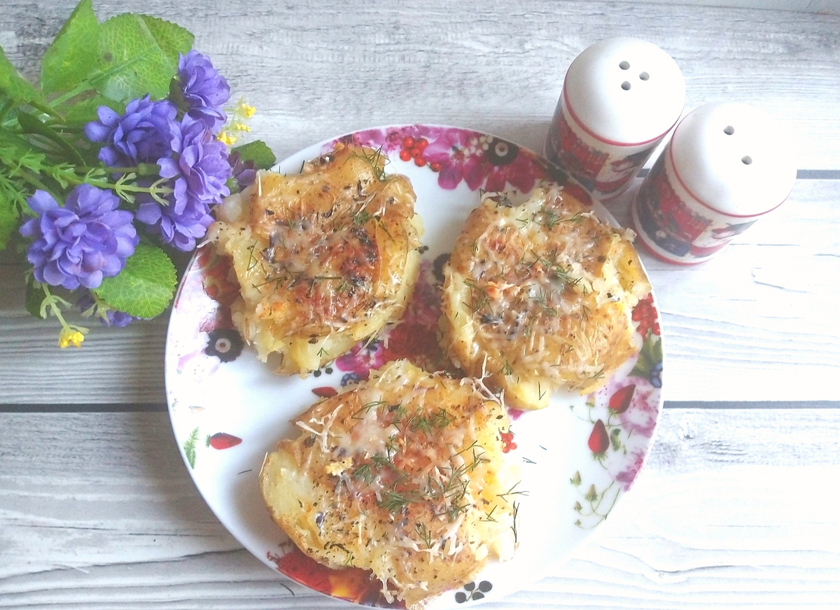 "Мятый" хрустящий картофель - пожалуй самый популярный гарнир в нашей семье. Вроде ничего сложного и необычного, а как вкусно