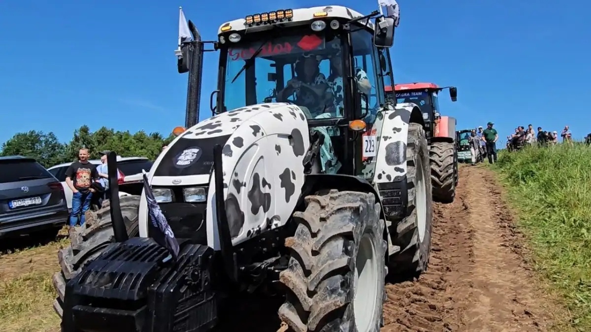 Фото: agriland.ieТракторный Дакар: в Литве прошла первая в своём роде гонка тракторов на 48 км
