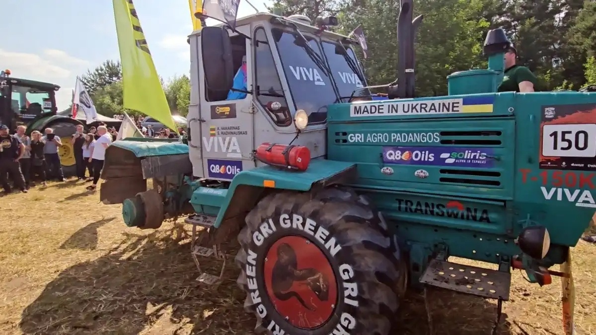 Фото: agriland.ieУкраинский трактор ХТЗ Т-150К, потерявший колесо в гонке