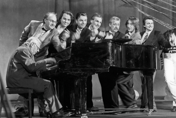    Встреча, посвященная 30-летнему юбилею КВН. На снимке: Юрий Саульский, Матвей Ганапольский, Константин Эрнст, Леонид Парфенов, Михаил Марфин, Леонид Якубович, Леонид Ярмольник и Дмитрий Дибров. Борис Кавашкин/ТАСС, архив