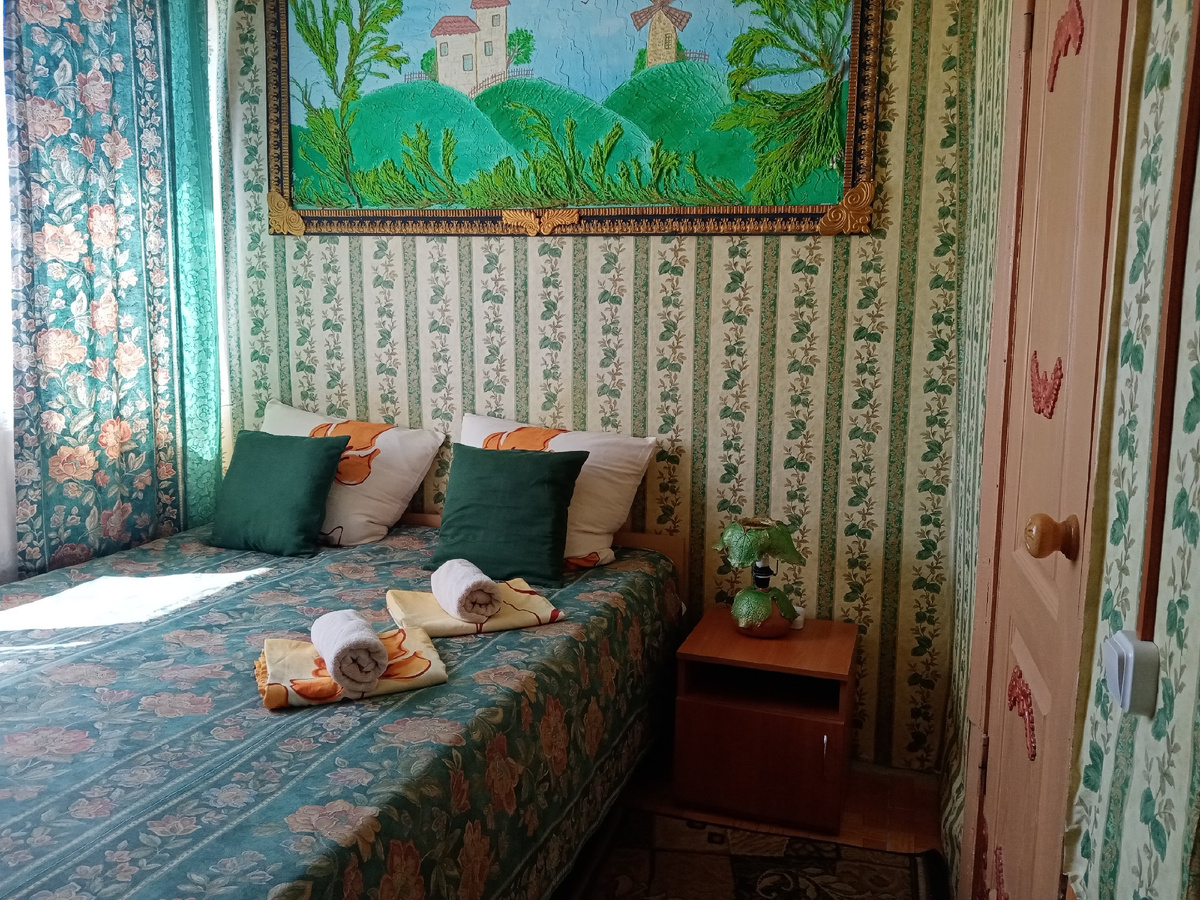 удобное ложе с первым сундучком и светильником для фей.