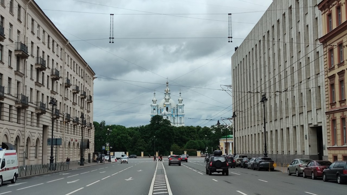 Суворовский проспект венчает Смольный собор. Фото: Мир Квартир