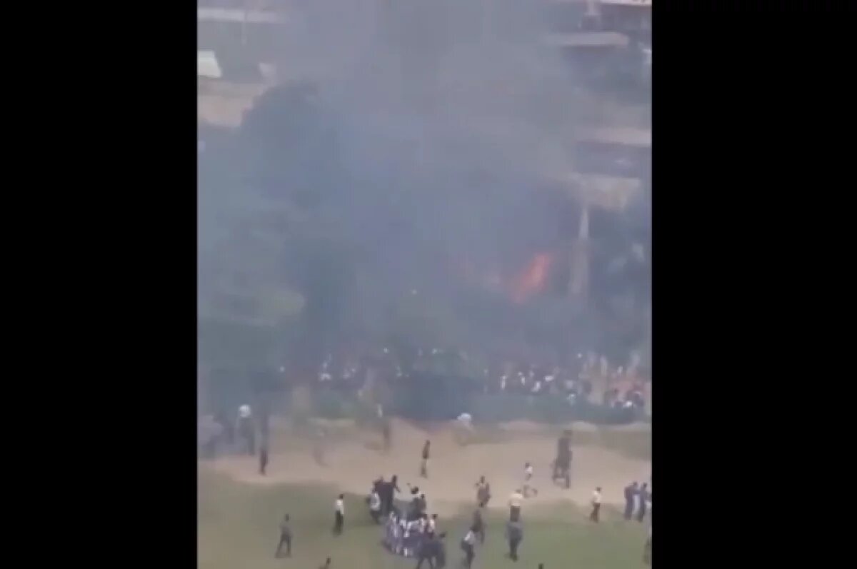    В Дакке учебный самолет ВВС Бангладеш рухнул на здание колледжа