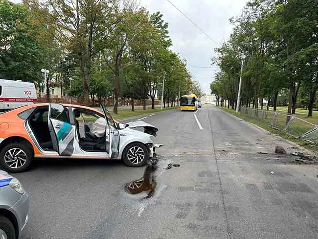 Увы, даже обозначенные корпоративной символикой каршеринговые авто нередко становятся участниками ДТП auto.onliner.by