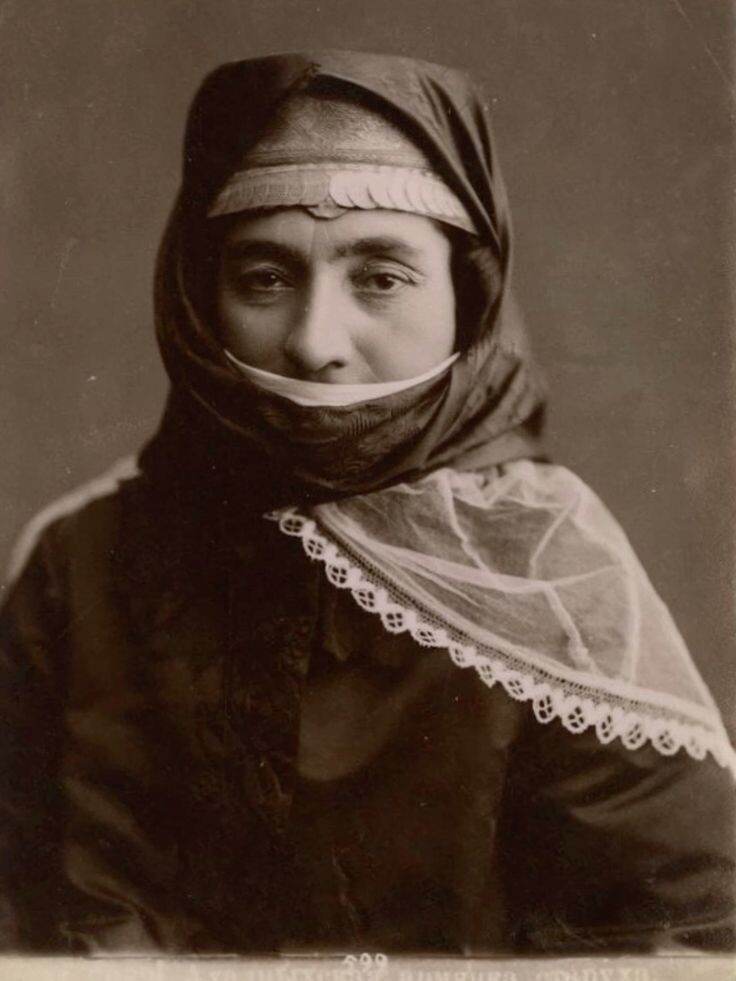На старинных картинах и гравюрах нижняя половина лица у армянок нередко закрыта платком – считается, что всё дело в этой распространенной практике молчания.