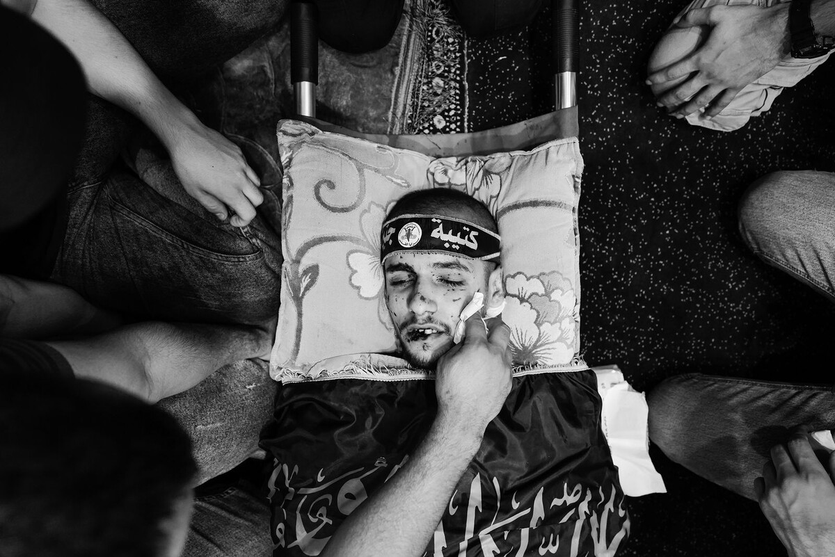 В Дженине скорбящие собрались вокруг тела мужчины. На его голове была повязка, которую носят члены «Бригад Дженина», местной вооружённой группировки. Сентябрь 2023 года.