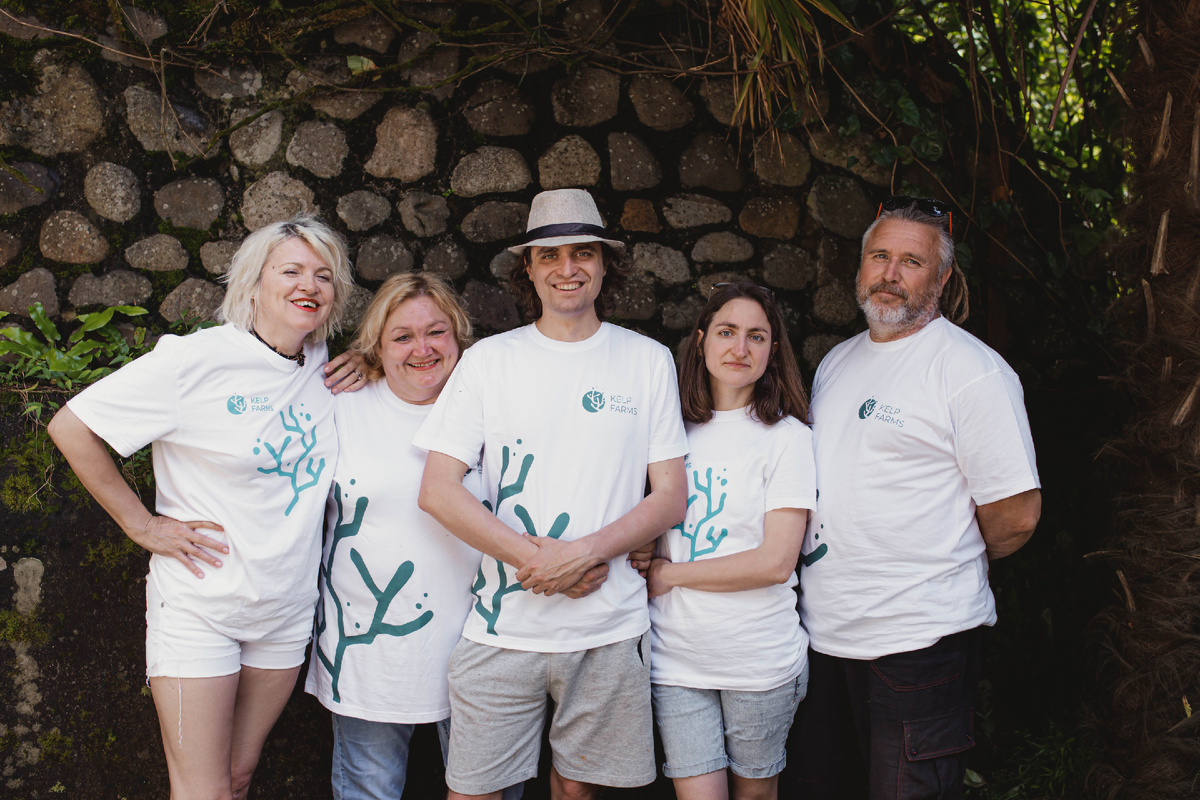 Команда проекта "Морские экофермы" (международное название - Kelp Farms) на Черном море 