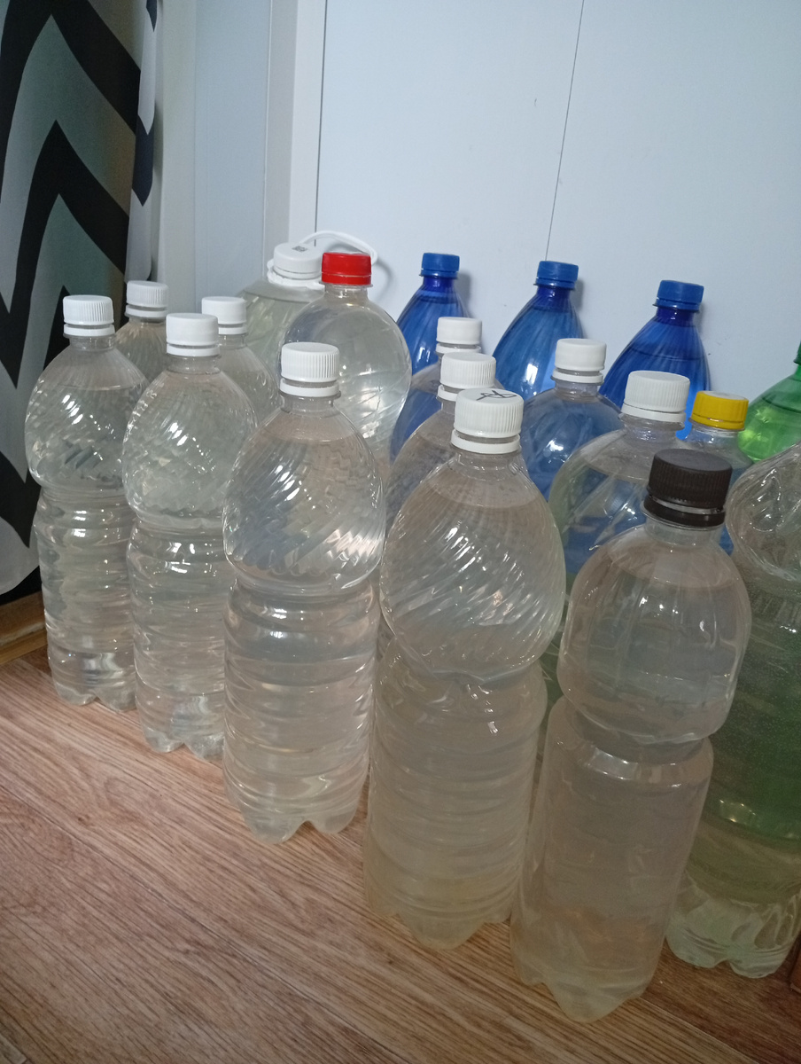 Через сутки после наполнения я закрываю бутылки крышками.