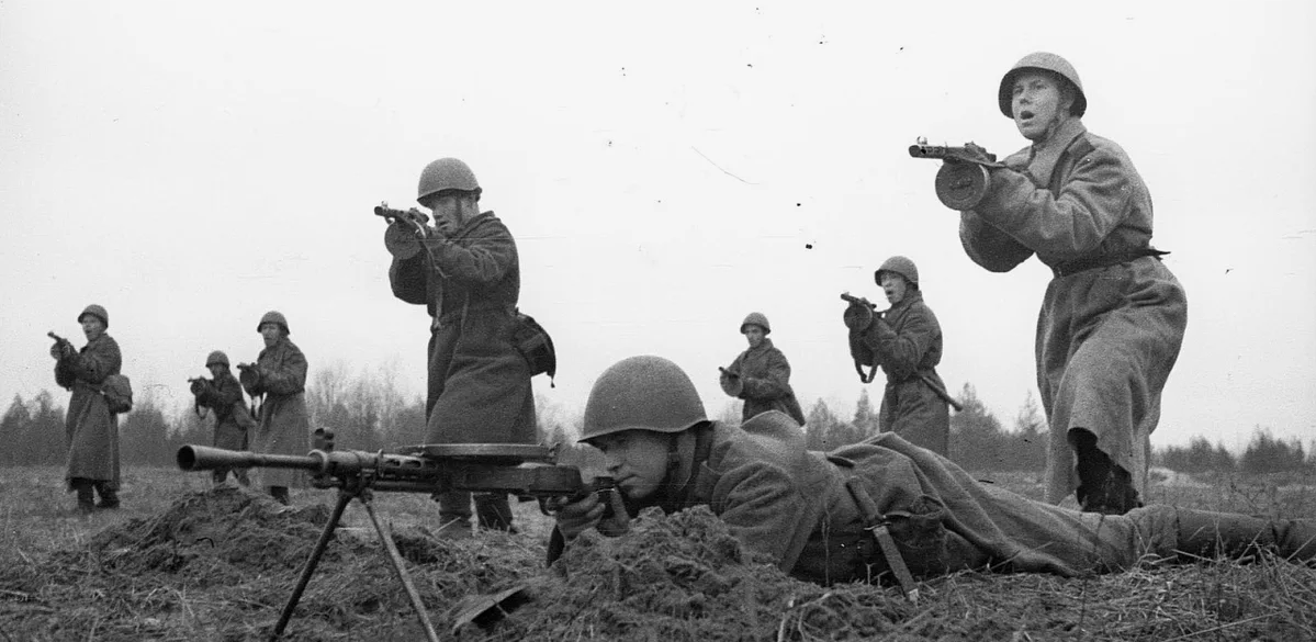 Советские автоматчики поднялись в атаку. Источник Яндекс картинки