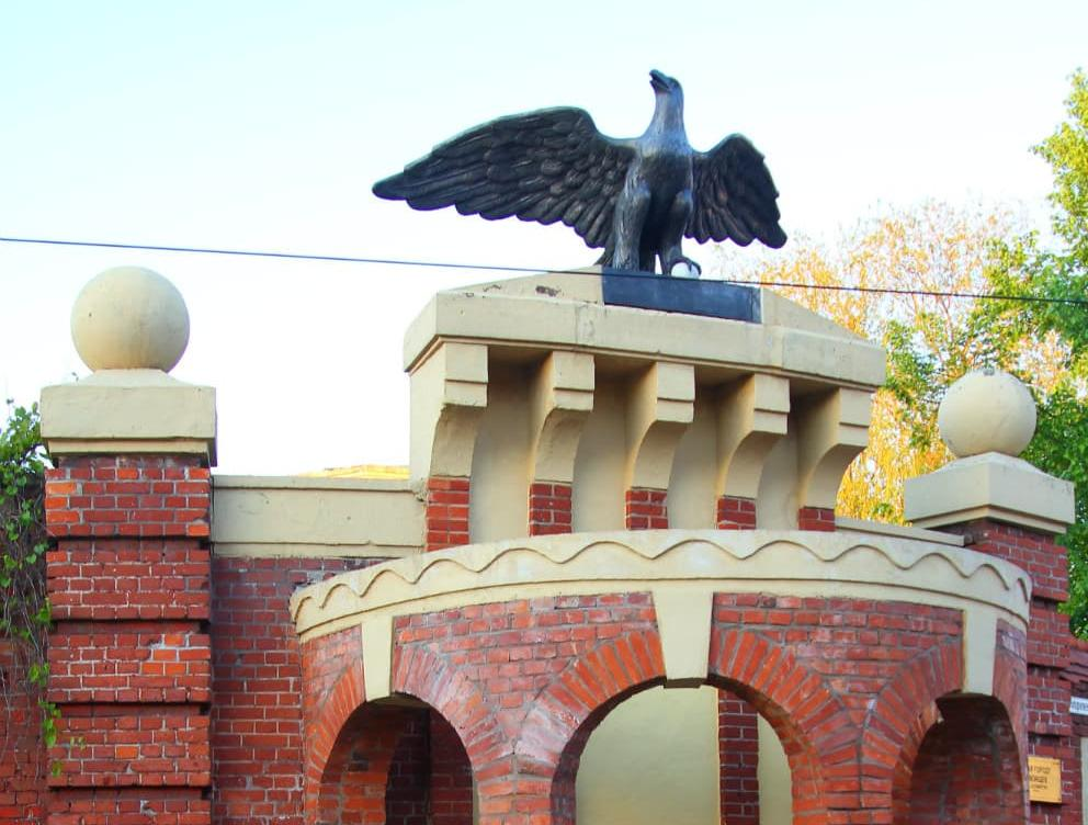 Фонтана со скульптурой орла