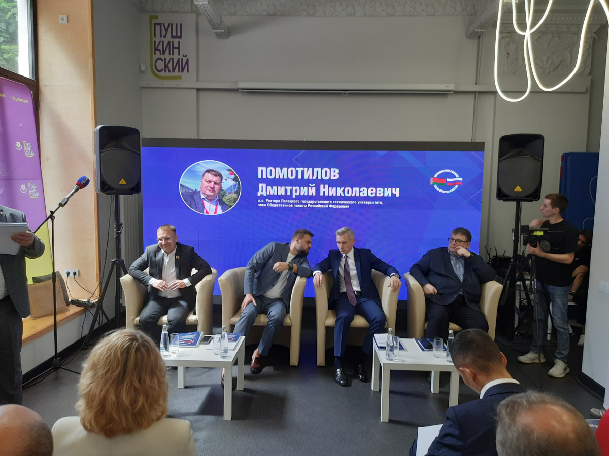 В президиуме семинара (слева направо) – заместитель Председателя Комиссии Парламентского Собрания по молодежной политике, спорту и туризму, член Комиссии ПС по науке и образованию Сергей Клишевич, Председатель Комиссии ПС по молодежной политике, спорту и туризму Артём Туров, Губернатор Смоленской области Василий Анохин и модератор мероприятия, и.о. ректора Липецкого государственного технического университета, член Общественной палаты РФ Дмитрий Помотилов. Фото: Валерий ЧУМАКОВ