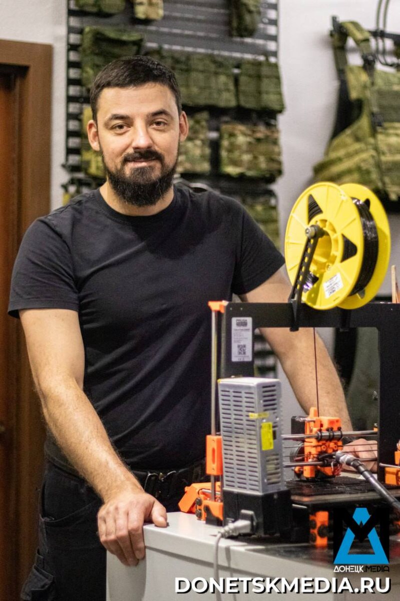 Михаил практически всю технику модифицирует, либо создаёт сам 