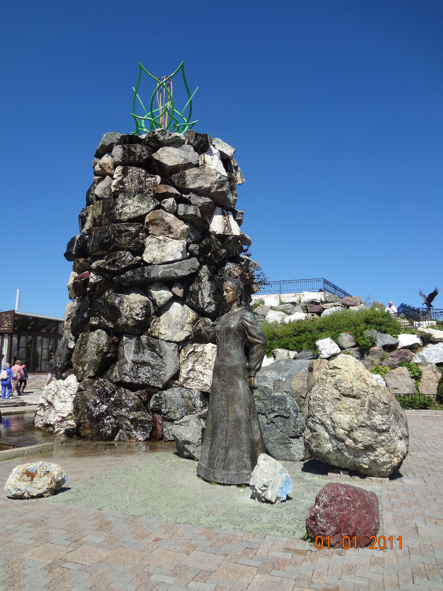 Хозяйка Медной горы у каменного фонтана (Водопадной башни)