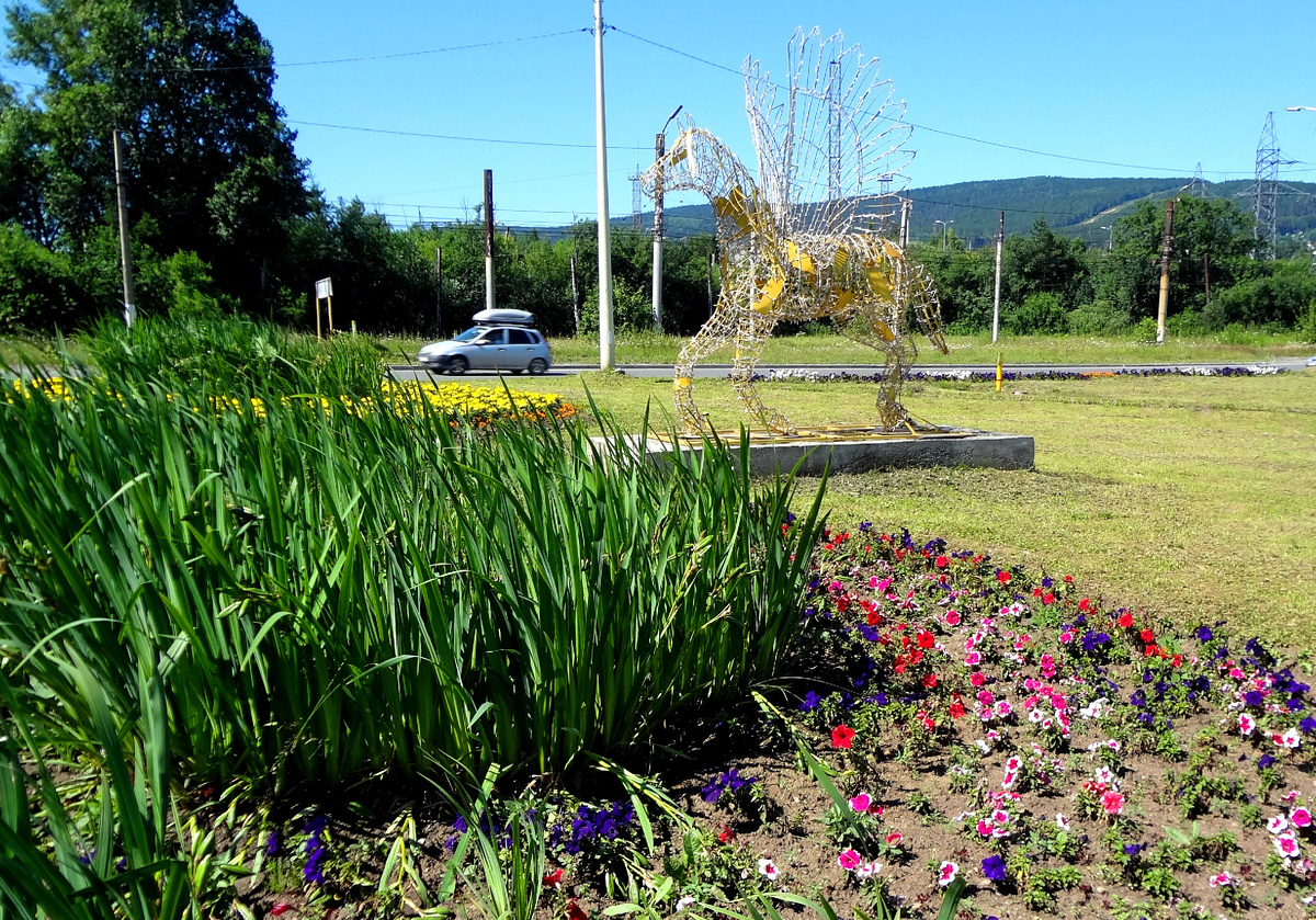 "Крылатый конь" недалеко от автостанции по дороге к парку Бажова