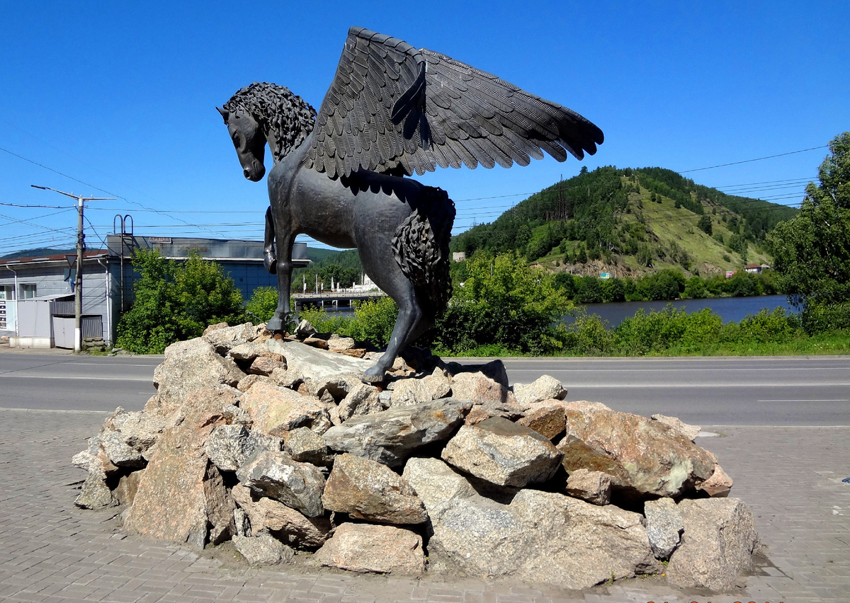 !Крылатый конь" недалеко от центра города. За ним видна гора Косотур