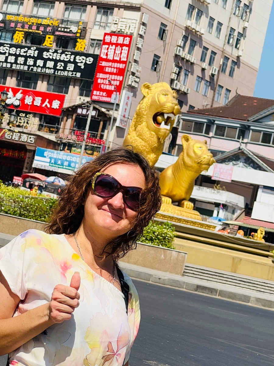 В курортном городе Сиануквиль скульптура "Два льва" - одна из немногих достопримечательностей