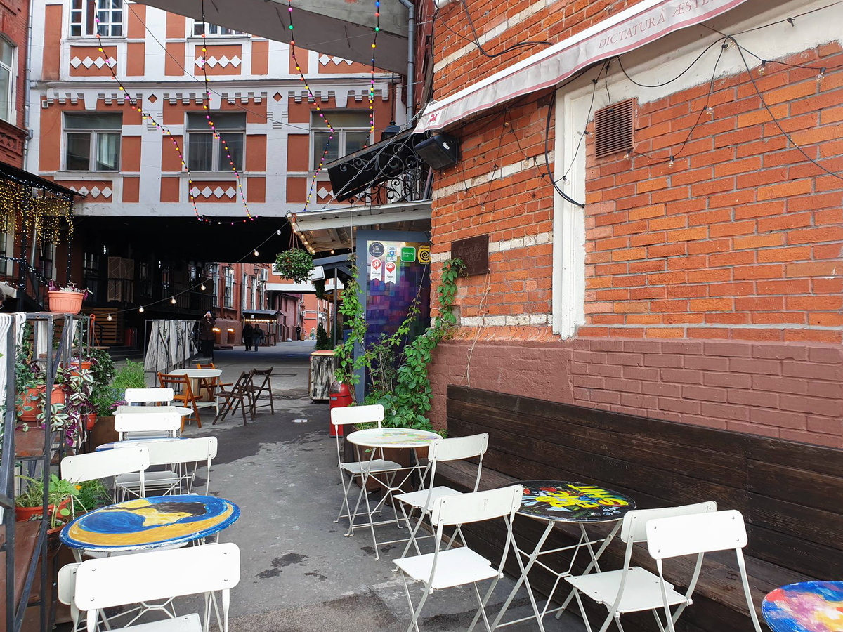 Вход в ресторан бар "Диктатура Эстетика"