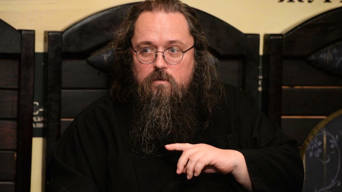 Андрей Кураев — богослов, философ, церковный учёный, религиозный и общественный деятель, публицист, писатель, проповедник, кандидат философских наук, кандидат богословия, отстранен от проведения служб в апреле 2020 г.,(* — внесен в ресстр иностранных агентов 22.12.2023 г.)