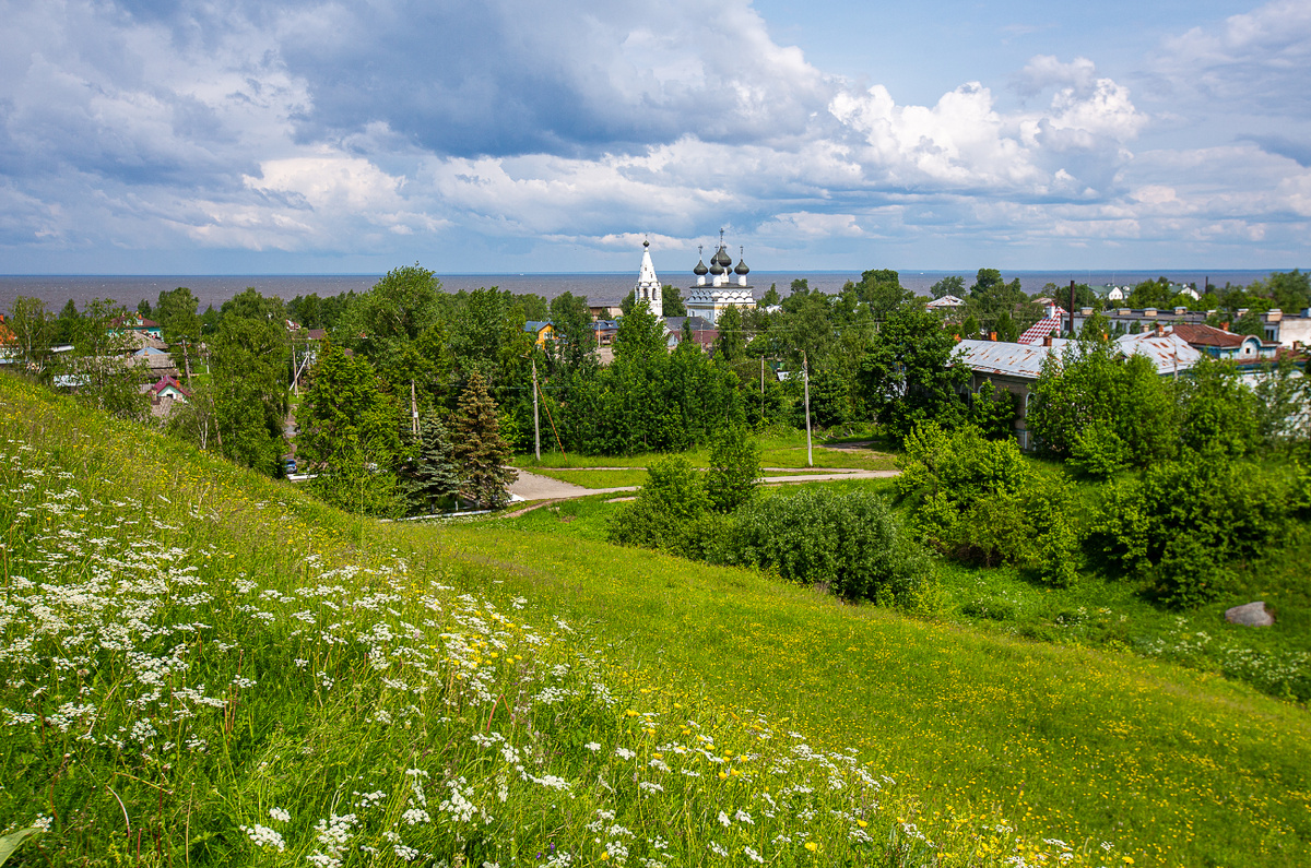 Вид на Спасскую церковь и Белое озеро с кремлёвских земляных валов. Белозерск, Вологодская область. Фото автора статьи (ещё 2 фото, листайте галерею)
