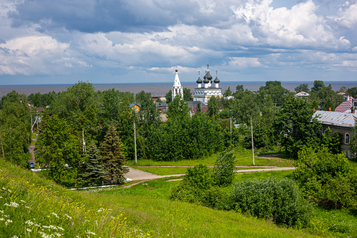Вид на Спасскую церковь и Белое озеро с кремлёвских земляных валов. Белозерск, Вологодская область. Фото автора статьи (ещё 1 фото, листайте галерею)