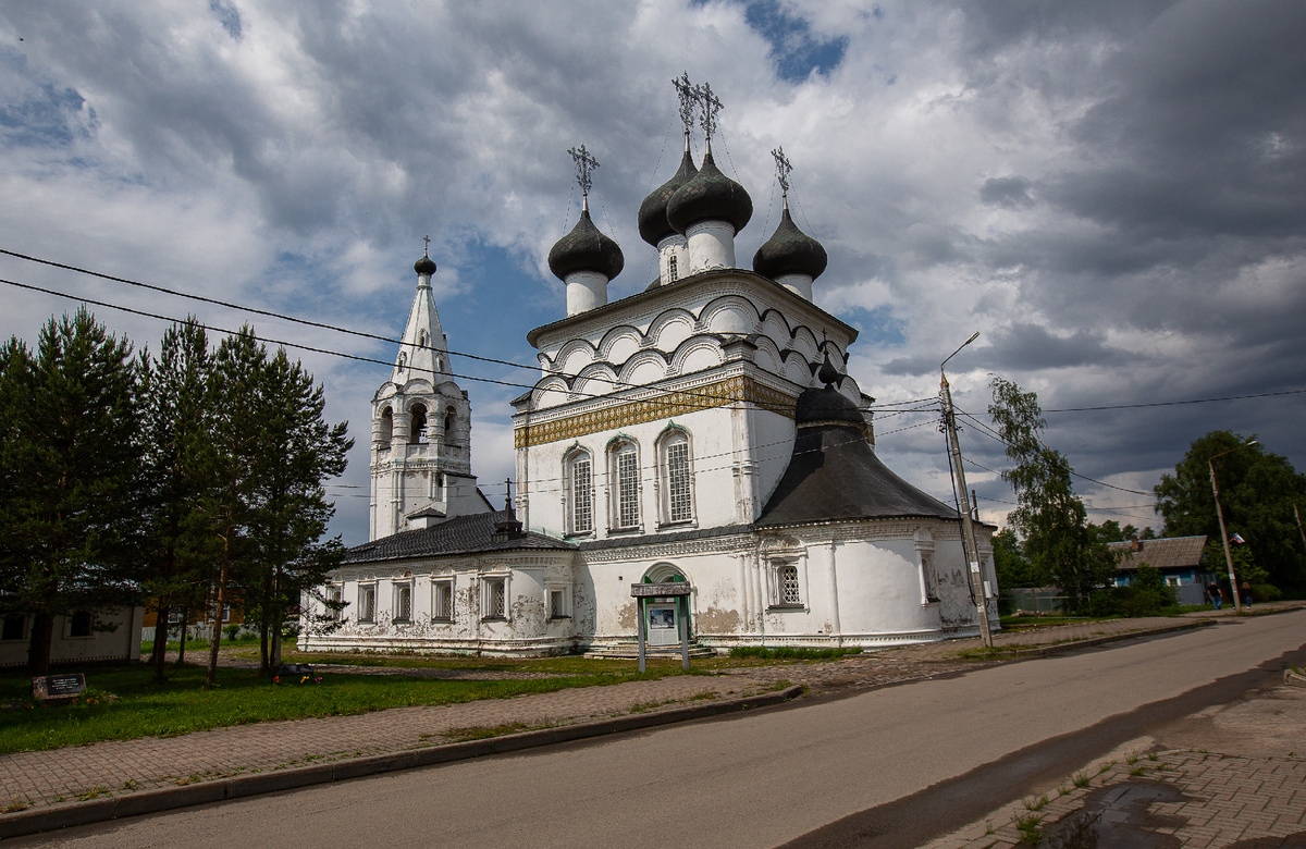 Церковь Всемилостивого Спаса (Спасская церковь, "Спас под Горою" и "Спас на Канале") - не обычная по архитектуре, одна из самых красивых в Белозерске, "визитная карточка" города. Белозерск. Вологодская область. Фото автора статьи 