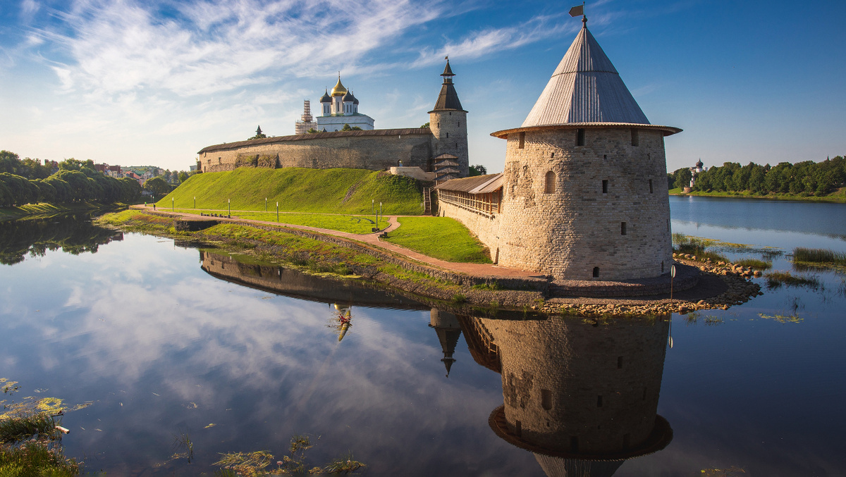     Фото: Lev Levin/Shutterstock/FOTODOM Сегодня, поднявшись на стены над высоким обрывом, каждый может почувствовать себя жителем Древней Руси, защитником рубежей