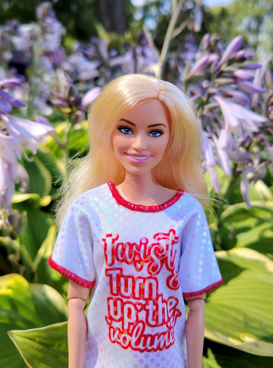 Барби Марго Робби (та, что в розовом комбинезоне) с разобранной прической