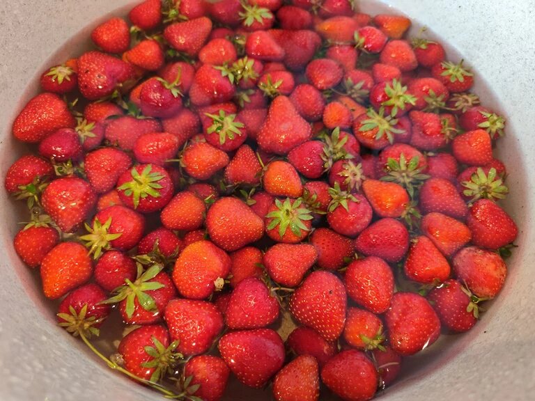 помыть клубнику