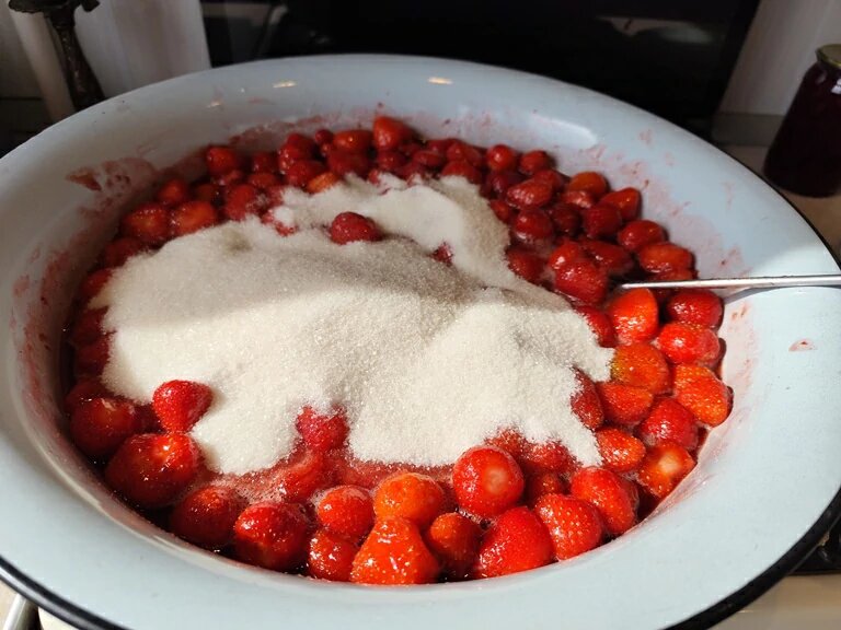 пересыпьте ягоды сахаром
