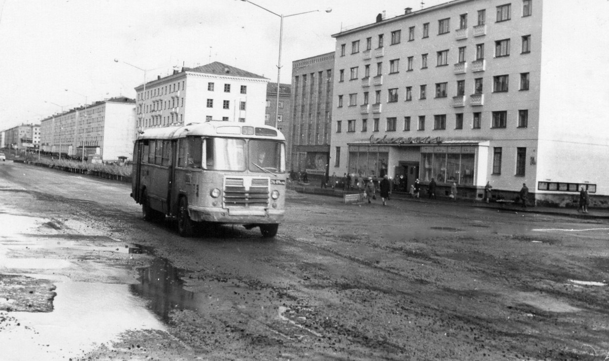 автобус "ЗиЛ-158" на проспекте Ленина; фото из альбома  одноклассника