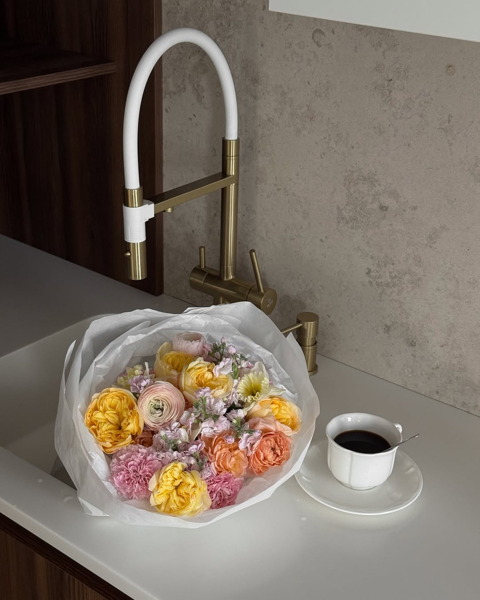 Цвета Цветов: Биохакинг цветом: как оттенки меняют наши гормоны и решения.                Фото: PČELA | pcela-flower.ru