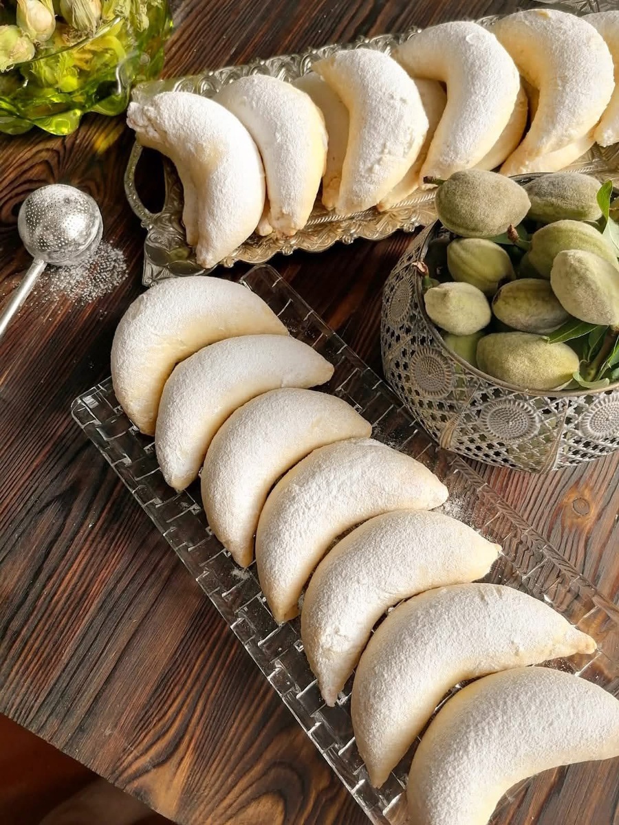 
__



Печенье"Бананы". 

mmaryams_kitchens_:

Бананы любимые 🤩 

__



Печенье"Бананы". 



Рецепт:✔️мука-3 стакана;✔️сливочное масло-200 грамм;✔️сметана-200 грамм;✔️разрыхлитель-1 пачка. Начинка:•мука-0,5 стакана;✔️сливочное масло-100грамм;✔сахар-1 стакан;✔️творог-200 грамм;✔️ванилин. 

Тесто рубленное. 

Получается 32 банана.

Ставим в холодильник на 1-2 часа.



Просеиваем муку и разрыхлитель. Берём 200 грамм холодного сливочного масла и проводим через крупную тёрку. Быстро перемешиваем и добавляем 200 грамм сметаны»Ромашка»(для выпечки очень мне нравится).

Замешиваем тесто,заворачиваем в плёнку и ставим в холодильник.

_

Начинка:

•200 гр творога 

•0,5 стакана муки

•1 стакан сахарного песка

•ванилин

•сливочное масло 100 гр

__

Тесто на 4 шарика делим. Каждый шарик теста делим на 8 сегментов(каждый получается ~40 грамм весом. Раскатываем каждый шарик ставим начинку,сворачиваем и придаём форму банана.

Готовим при температуре 180°С градусов 12 минут.
