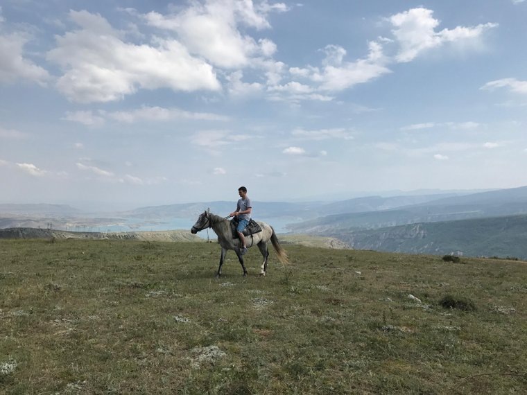 В окрестностях каньона доступны различные услуги, например, можно проехаться на лошади. Фото: Курбан Карибов