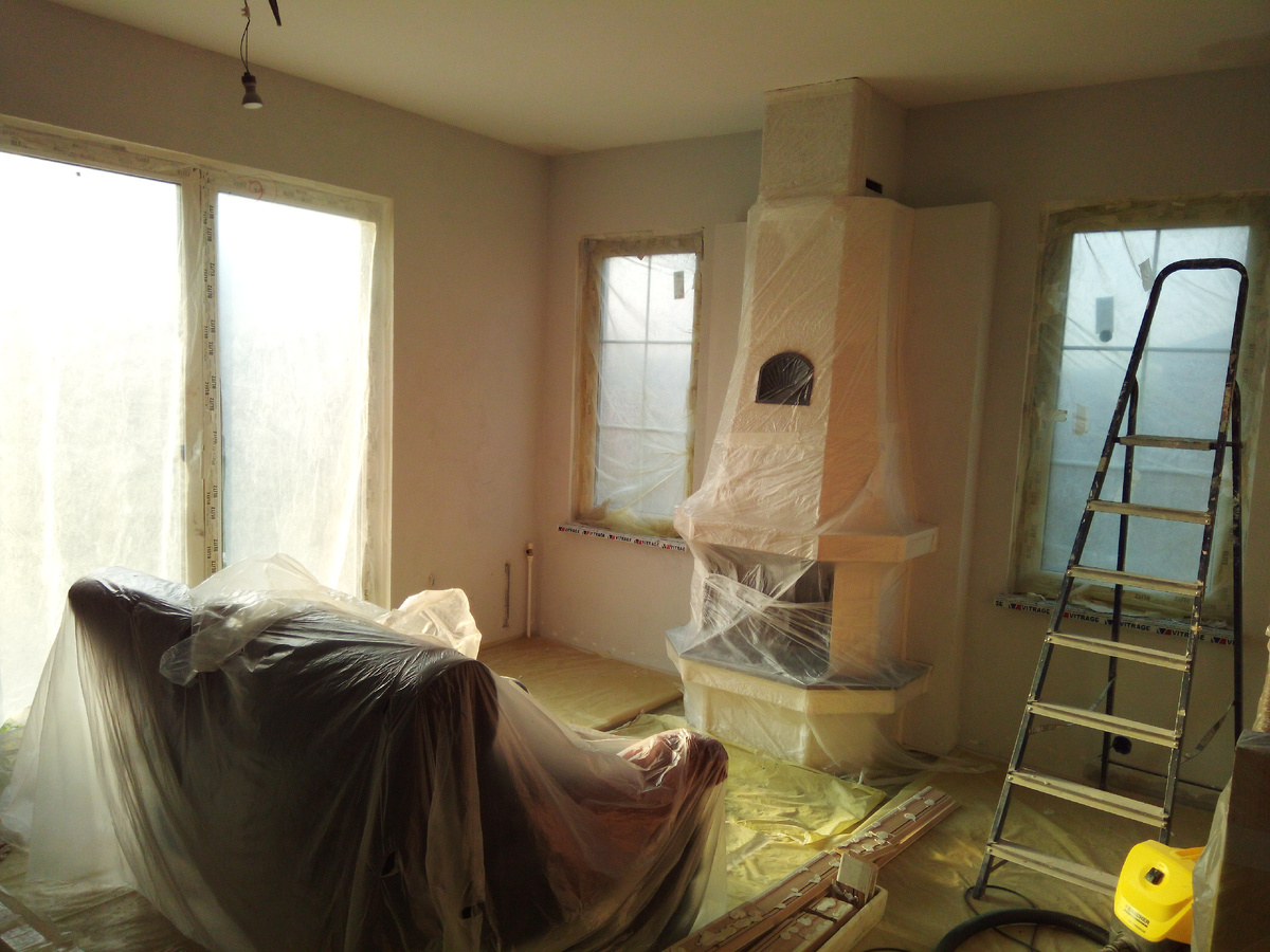 В момент перекраски комната походила на бункер химзащиты. Розовым все кажется из-за закатных отсветов на пленке во время съемки