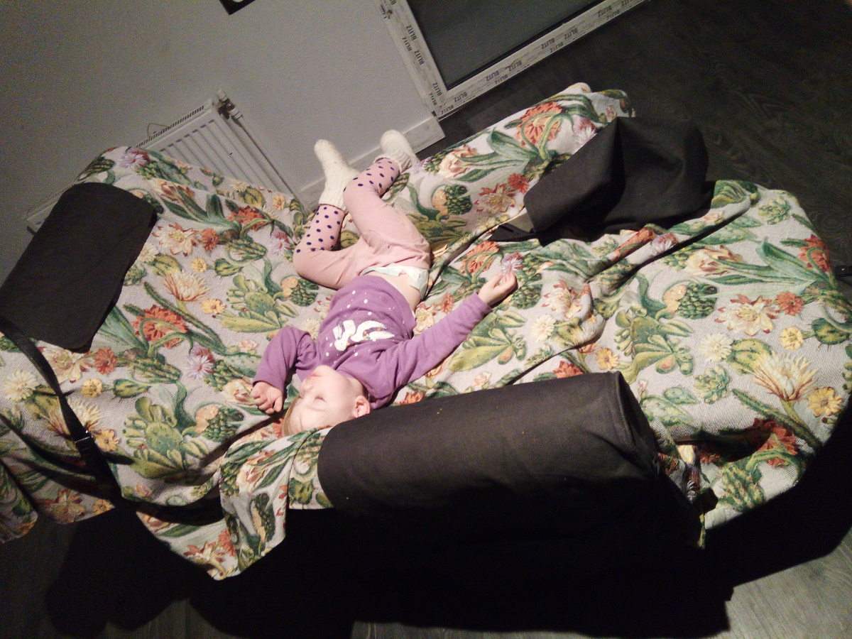 Хорошо видны накладки на подлокотники и подголовник. Крестница дрыхнет поперек разложенного кресла. Пестрая накидка появилась, когда мы думали, не переоббить ли нам черные кресла чем-нибудь ярким. Передумали.