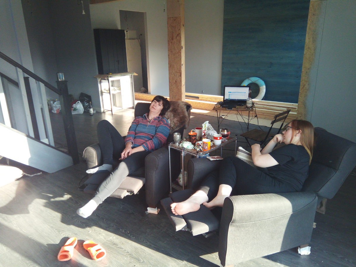 В этой версии нет накидок на подлокотники, но видно, как раскладываются спинки и появляются подножки