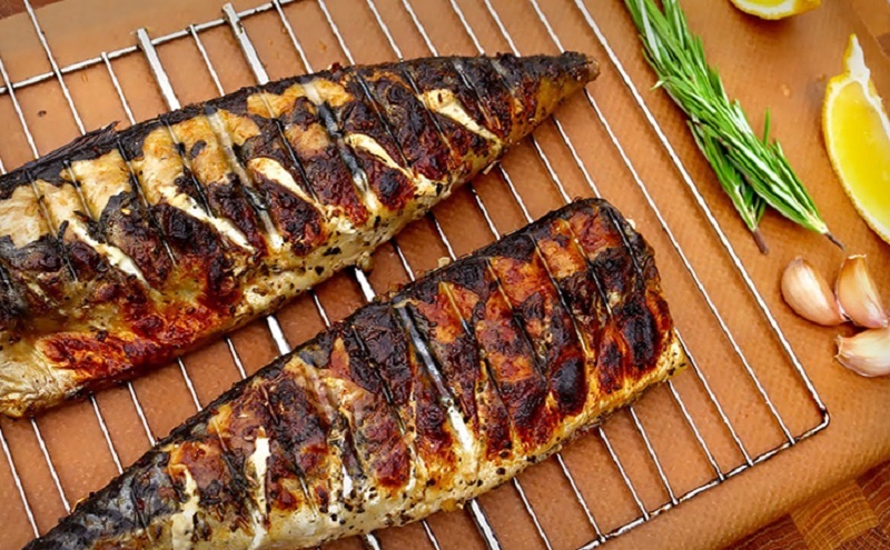 Шашлык из скумбрии на гриле: секрет яркого вкуса и идеальной корочки