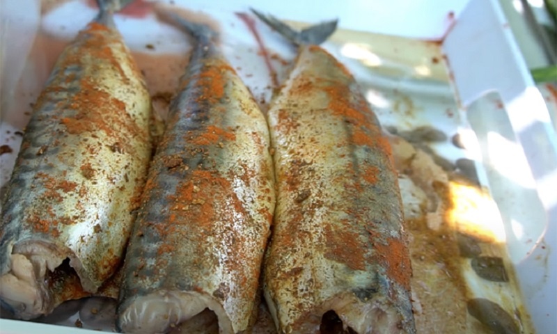 Шашлык из скумбрии на гриле: секрет яркого вкуса и идеальной корочки