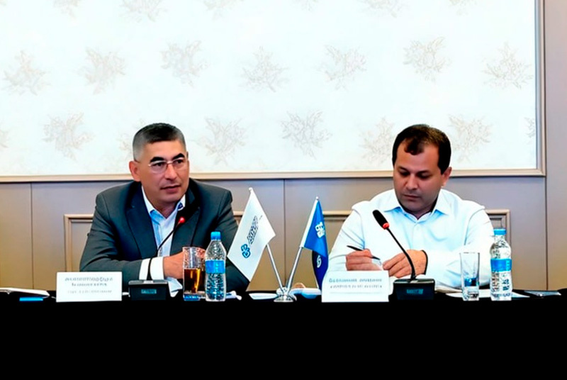 Шерзод Кудбиев (слева), Даврон Вахабов на встрече с застройщиками. Фото с сайта spot.uz