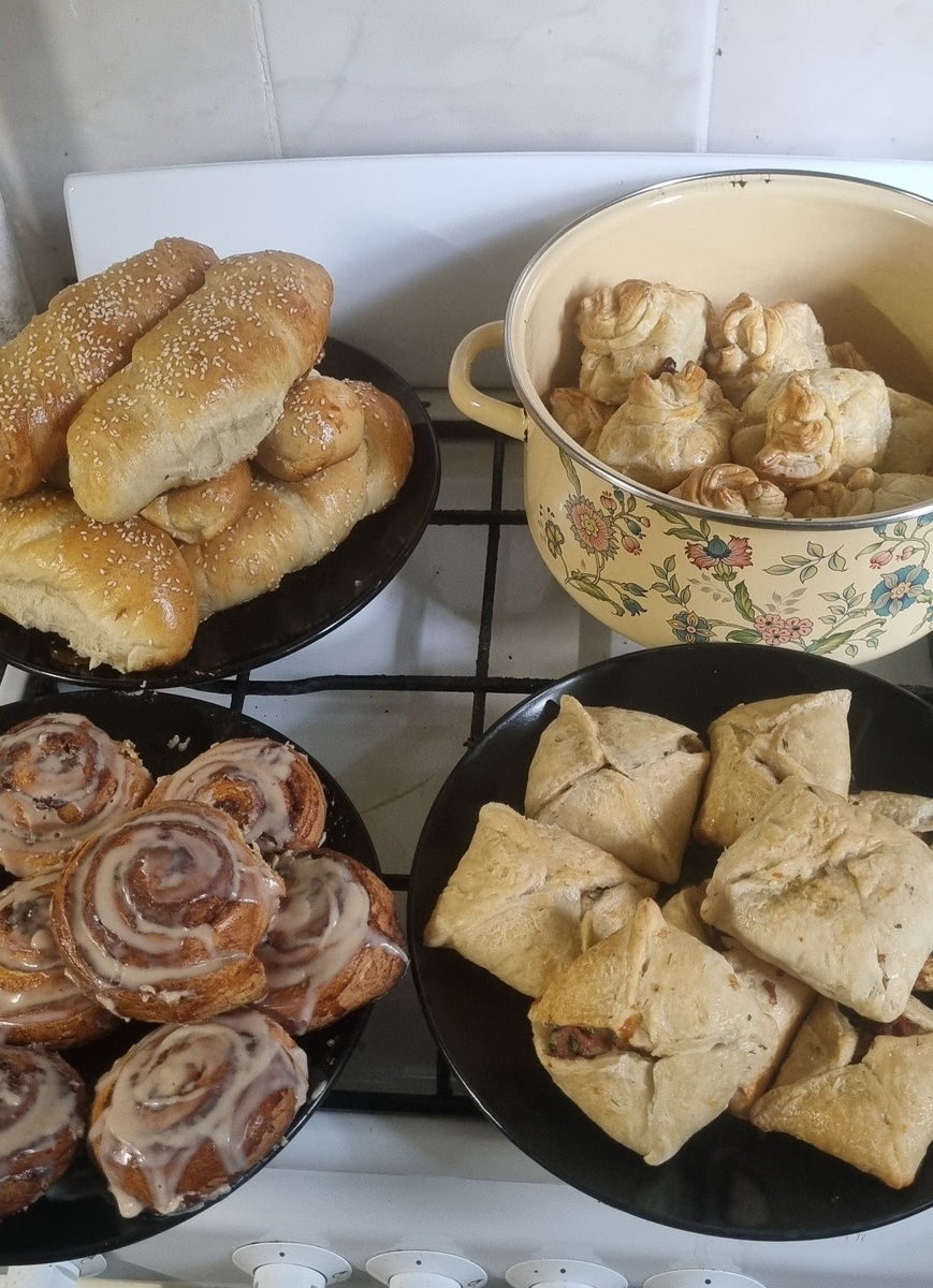 На фото внизу слева улитки, внизу справа слойки с ветчиной и сыром. Наверху сосиски в тесте и курники.