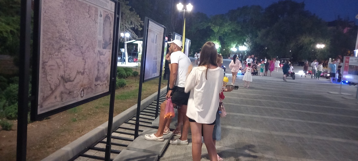 На выставке вечером