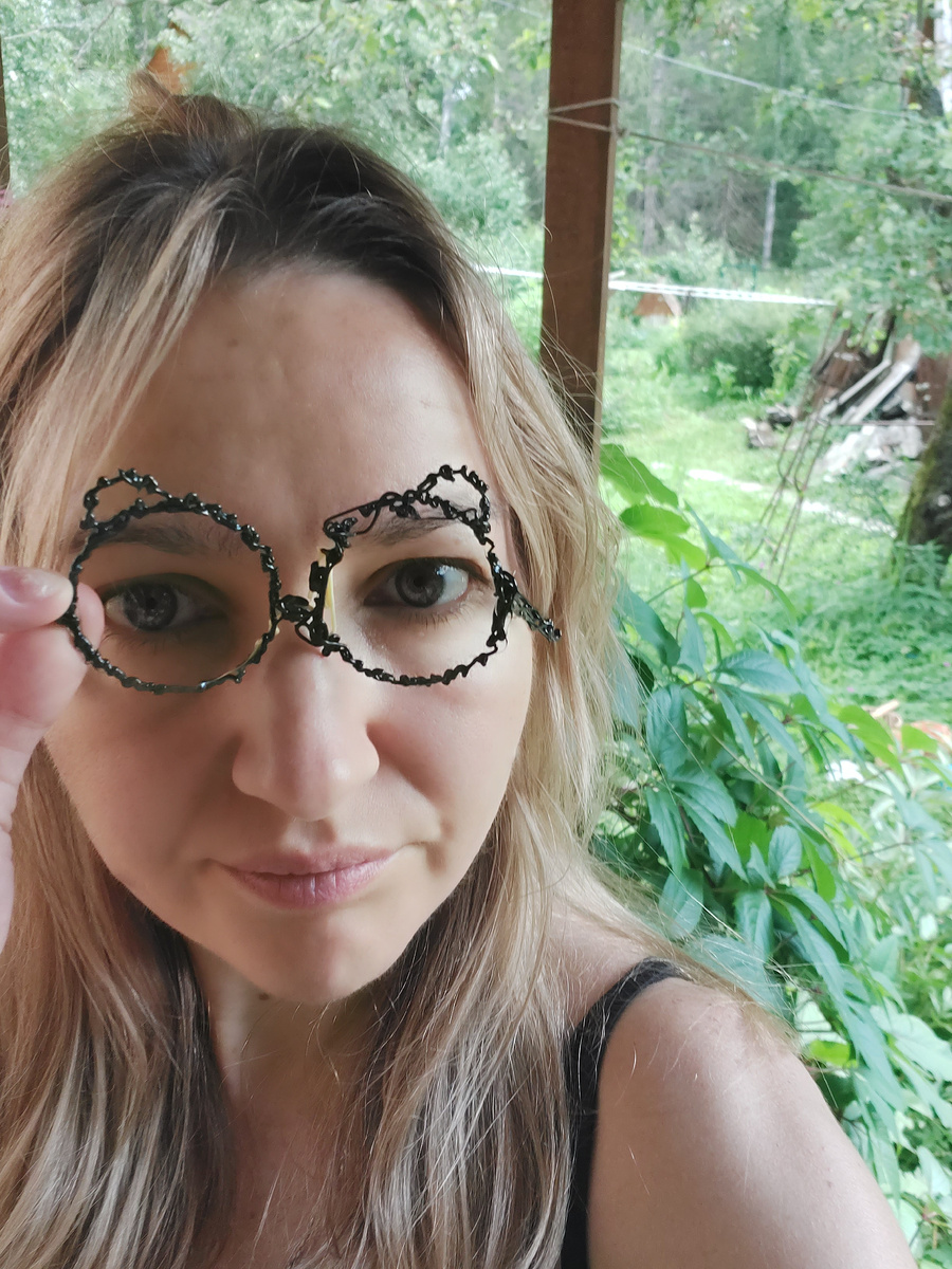 Первая поделка сына с помощью 3д-ручки - очки. Типа я умная 🤓