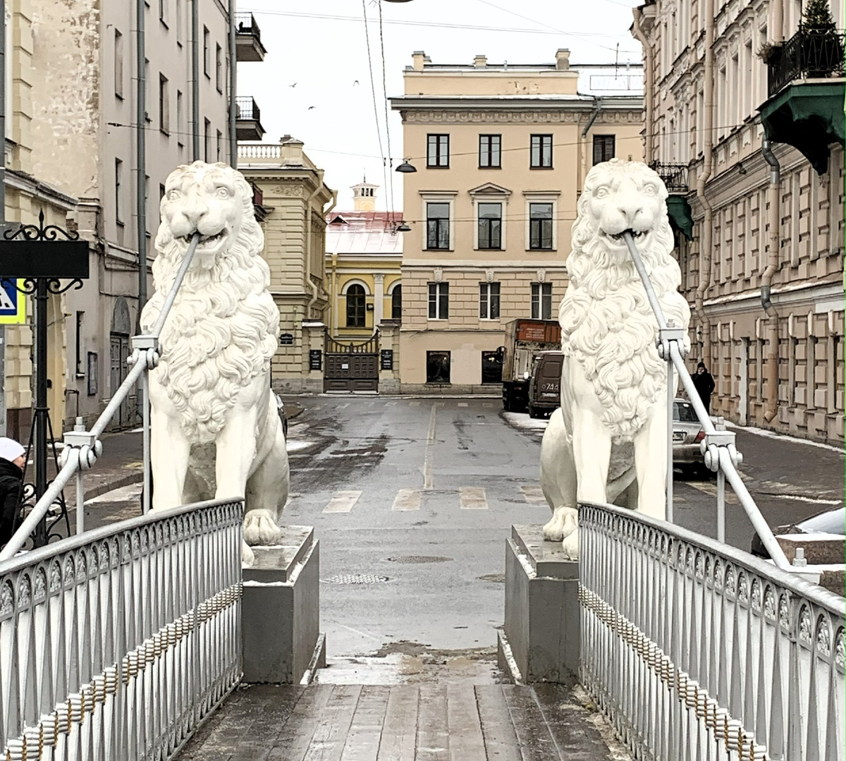 Скульптуры Львиного моста