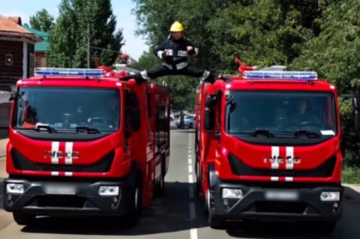    Пожарный из Казахстана повторил трюк Ван Дамма со шпагатом и машинами