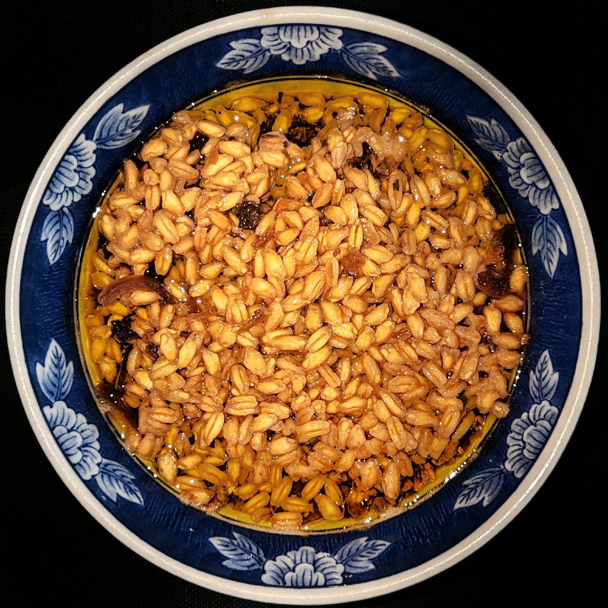 Полба и белые грибы в бульоне с оливковым маслом