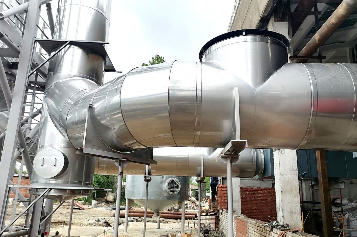 Установка ферменной дымовой трубы для котельной силами монтажной службы Уральского завода дымоходов "Модуль". 